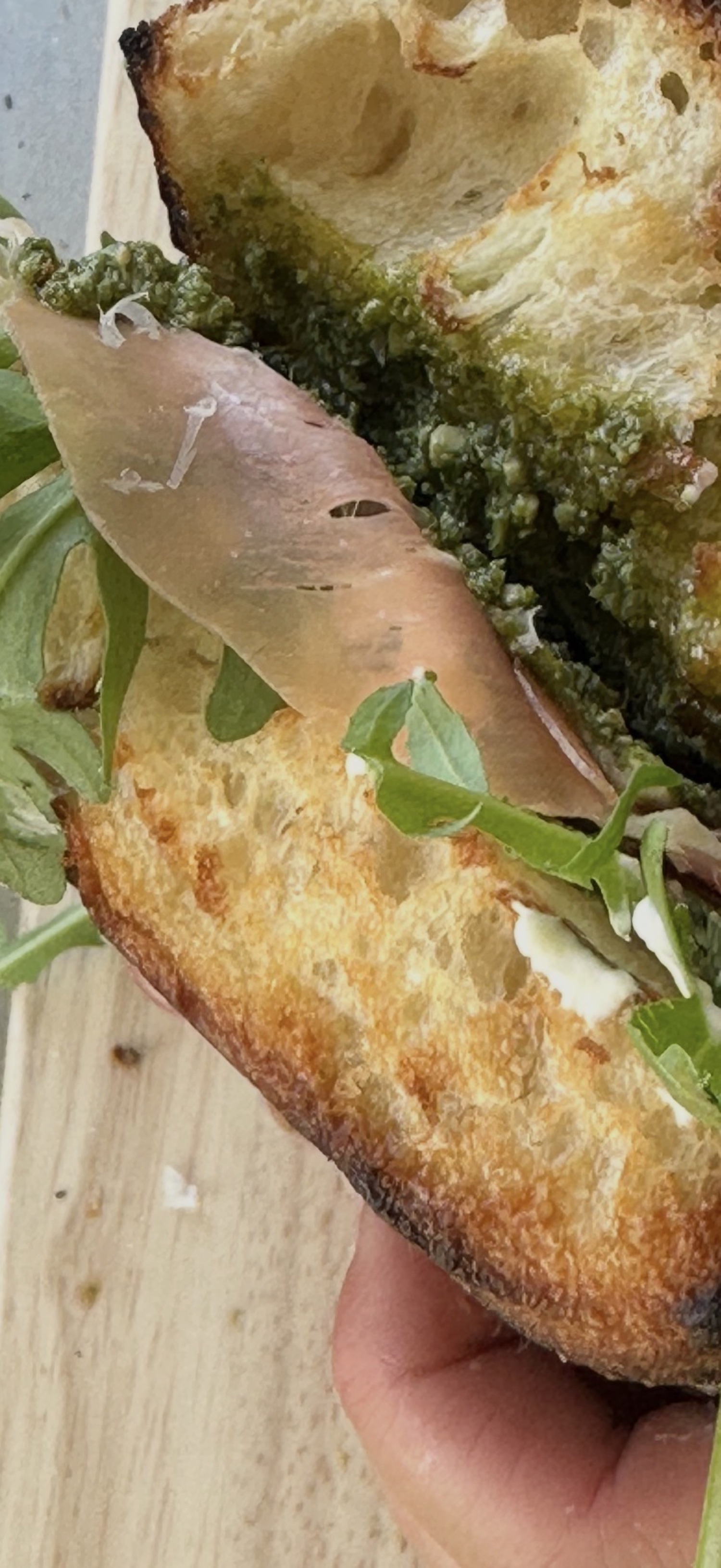 Focaccia sandwich med pesto og prosciutto